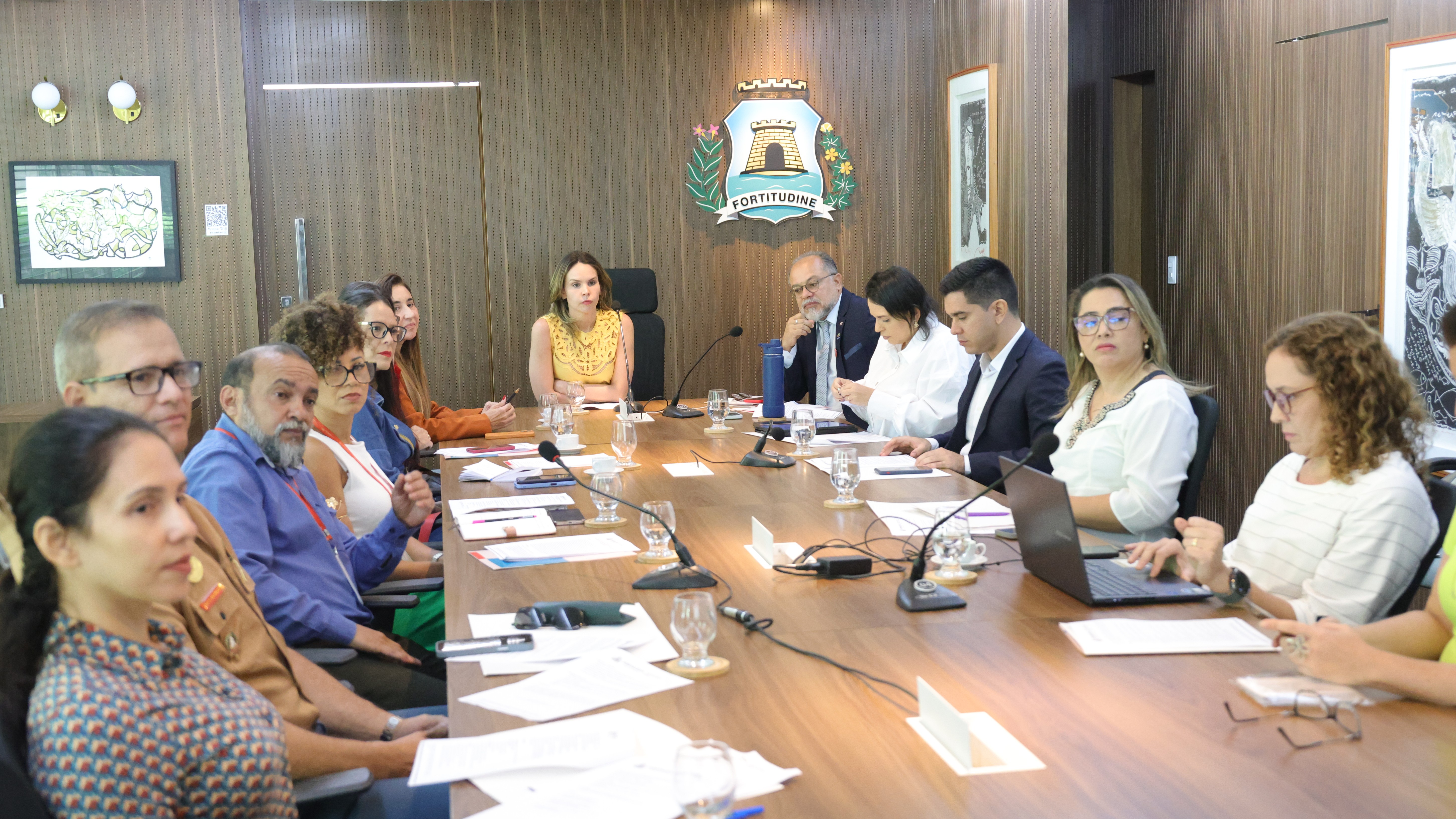 pessoas numa mesa de reunião